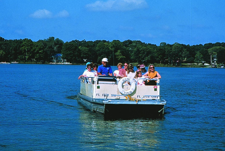 A cruise through the lake of Winter Park